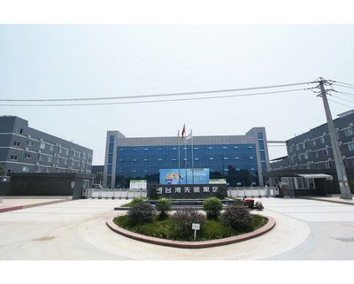 企业人员正在认真准备资质申请材料，场景体现了严谨细致的工作态度