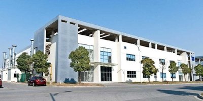 实业创业者在工厂车间指导生产流程