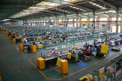 现代工人专注在高科技设备操作