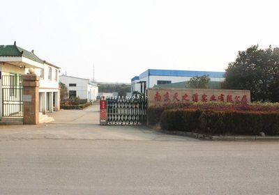 一幅象征实业潜力的图表，展示增长曲线和创新机会