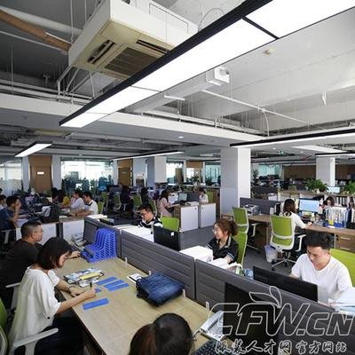 一位工匠正在认真地打磨一件产品，他专注的眼神和一丝不苟的态度体现了实业型人格的精髓。