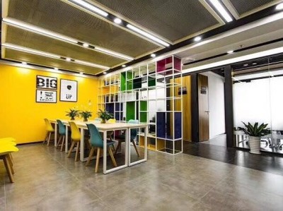 一群企业家在高峰会上分享经验，展示从零到一的商业旅程