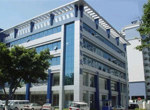 一幅象征资金流动与风险平衡的抽象图，展示金币河流与盾牌防护的意象，代表企业稳健发展的核心元素