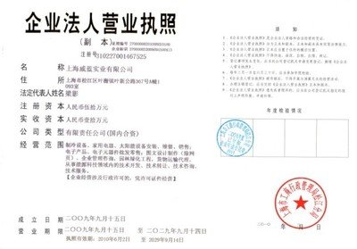 工人在现代工厂生产线上操作机器