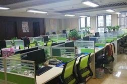 一个生动的供应链网络图，展示实业中从原材料到成品的动态流程