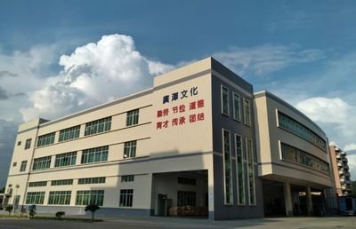 现代智能制造工厂内部机器人协作