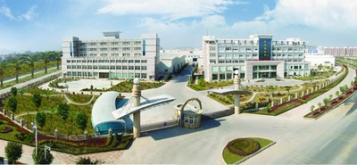 现代化工厂内的生产设备与工人协作