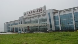 一间现代化工厂内部，工人操作智能设备，象征着机遇与策略的完美结合