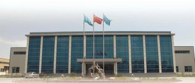 实业有限公司生产车间内，机械设备与工人协同工作