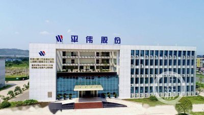 20世纪初，中国民族资本家在工厂中工作